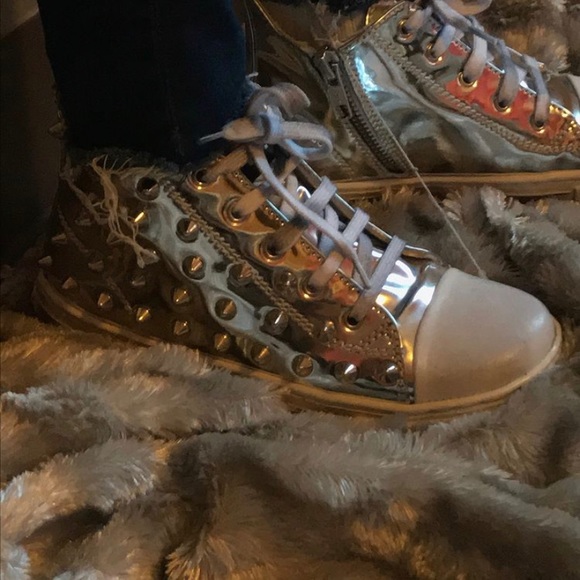 METAL GIENCHI SILVER STUD DISTRESSED SHOE - Picture 3 of 6